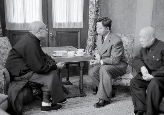 阎锡山客死异乡，30年后儿子回忻州老宅，售票员喊：同志请买票