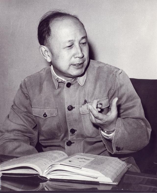 国家对钱学森有多重视？周总理为他两次破例，逝后三军仪仗队抬棺