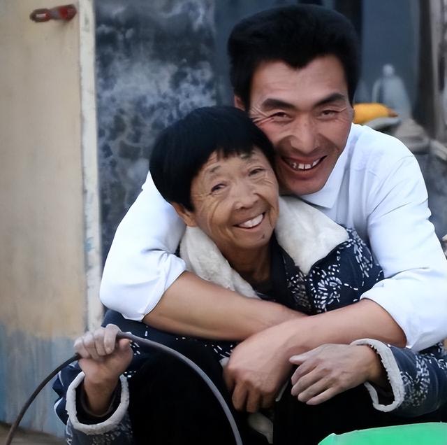 85岁马玉琴迎接70多岁婆婆，牵手逛街场面和谐，网友：丢人现眼