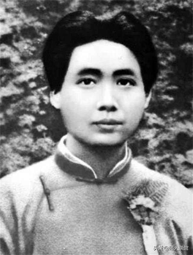 家宴上，毛主席抓着老人的手，对江青和大家说：你们知道他是谁吗