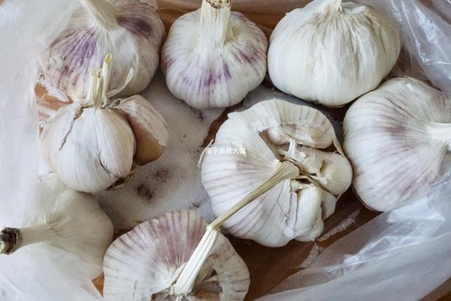 都是大蒜，为啥在超市不长芽，买回家就发芽干瘪？原来有“猫腻”