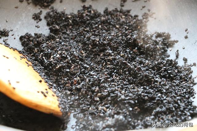 春分过后要吃黑芝麻，教你1个懒人做法，够吃半个月，随吃随取