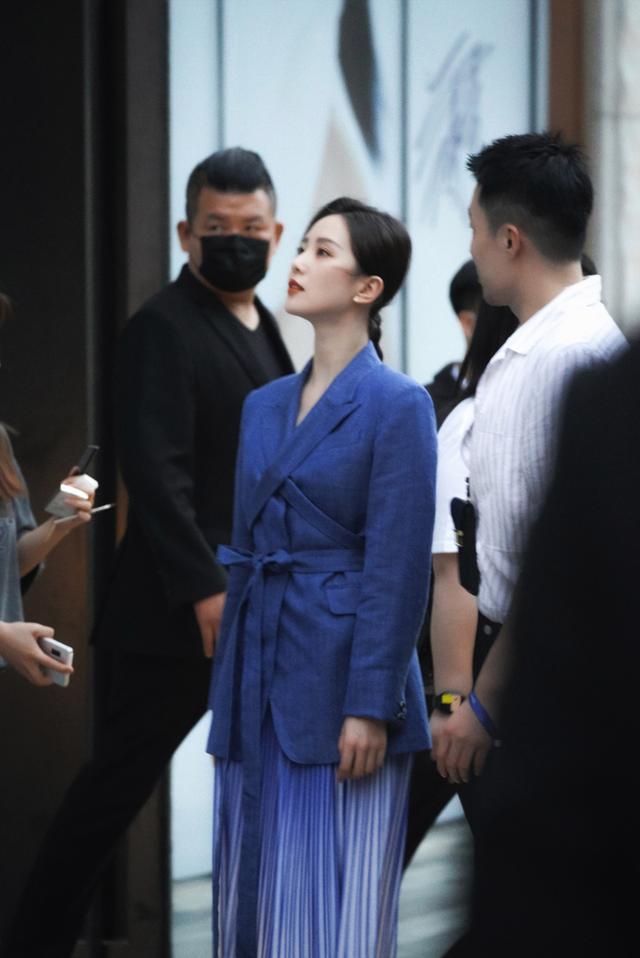 刘诗诗,在仪态方面确实称得上典范,无论何时何地,站姿坐姿都无可挑剔