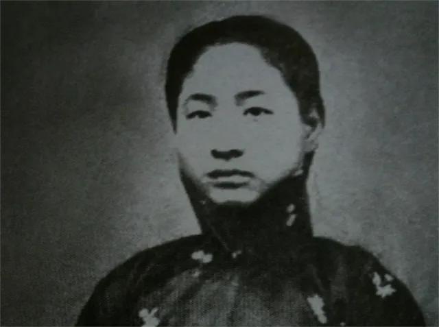 锅炉工父亲娶了个懒后妈，不做家务爱打扮，44年后才知她的身份