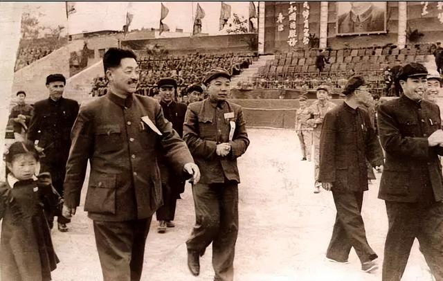 贺龙战功显赫，毛主席为什么不让他去军队，却让他当体委主任？