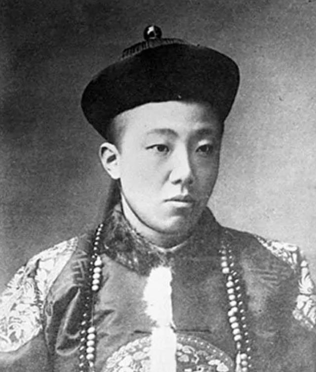 1950年，一摆摊大爷受重用，纳闷：我从没见过毛主席，他怎知道我