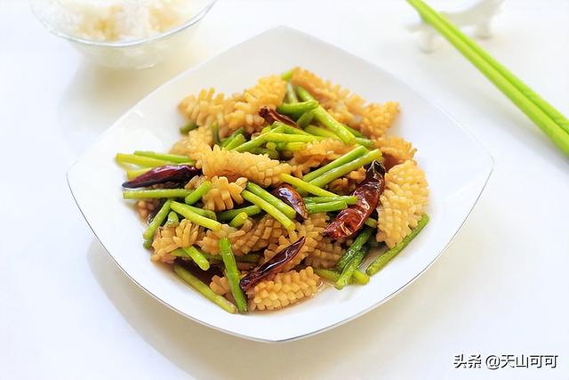 鱿鱼花怎么做好吃？和它搭配，几分钟炒一盘，脆嫩爽口无腥味