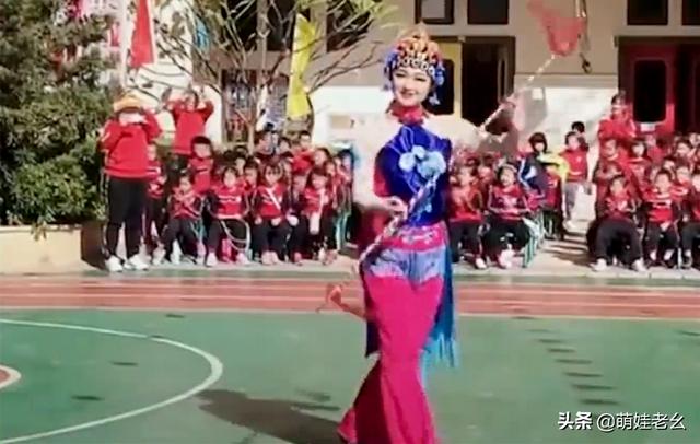 广东一幼儿园运动会开幕式，宝妈上台就是王炸，网友：给娃长脸了