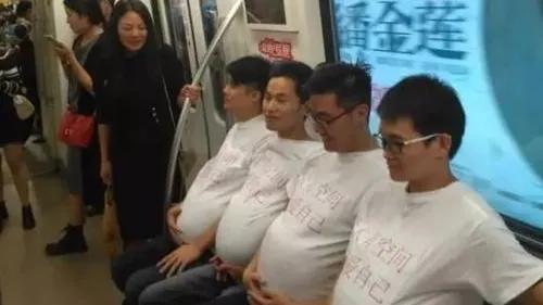 世界上第一位男性妈妈，传奇人生转变，享受人生快乐