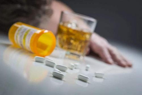 “头孢配酒，说走就走”？除了头孢，还有哪些药不能沾酒？快瞧瞧
