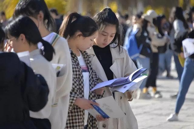 夸夸“天花板”房琪走红，从三本生逆袭成收入千万？读书很有力量