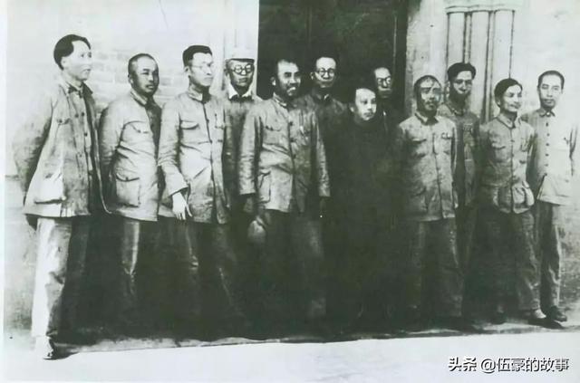 「罕见」周恩来和十大元帅的同框照，张张珍贵，尽显功勋风采