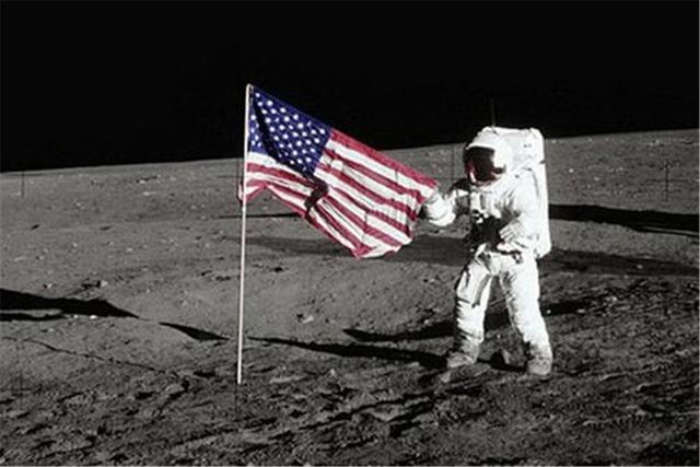 月球上升起五星红旗，让美国登月再遭质疑，为何美国国旗在飘扬？
