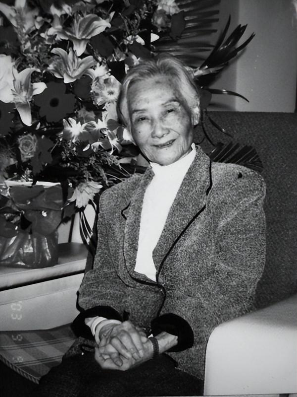 2013年，刘少奇前妻谢飞去世，一生未孕，养子为她选了骨灰堂86号