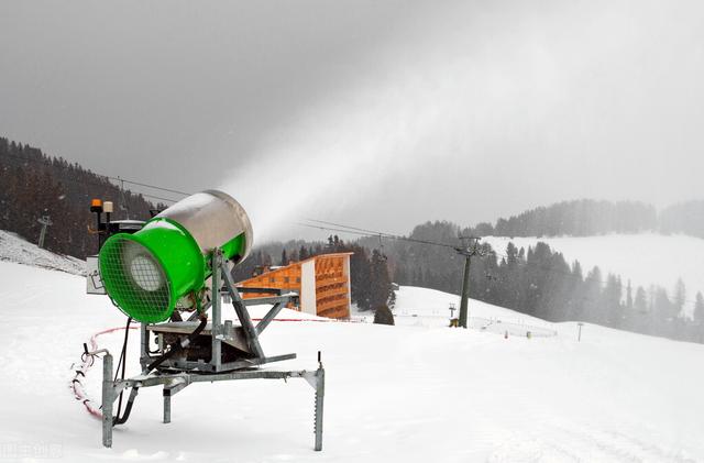 抹黑北京冬奥用“假雪”，遭奥委会和运动员打脸，为啥不用真雪？
