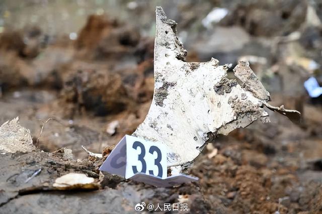 东航飞机坠毁20小时后，搜救现场发现一张乘客手写字条，太戳心了!