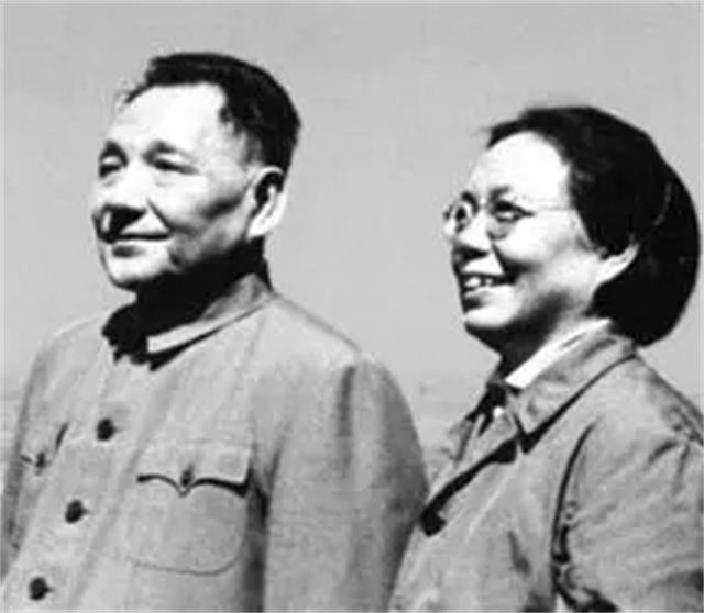 1950年，邓小平首次见到仅比他大5岁的继母，之后用了3种不同称呼