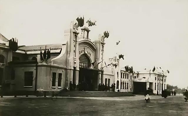 1930年，三子毛岸龙秘密入读大同幼儿园，留下此生唯一的两张照片