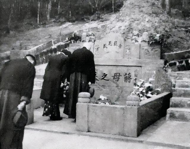 1956年，毛主席给足蒋介石面子，写信邀他回大陆，蒋回复让人心寒