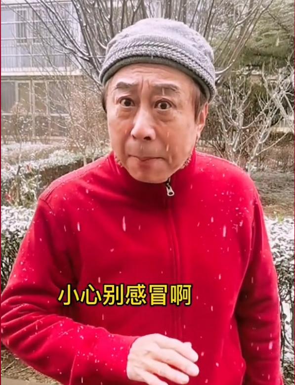 同样是雪天拍段子，冯巩留言区太暖心，潘长江却被嘲讽：别卖惨了