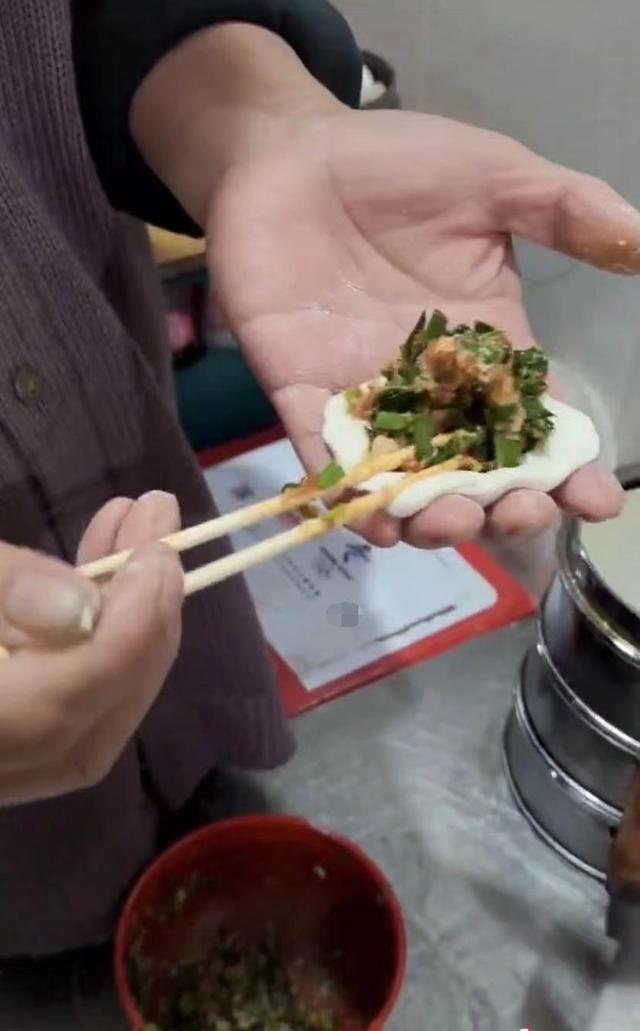 67岁李琦清晨在包子铺操劳！老来瘦手浮肿，糖尿病缠身仍酒肉不断