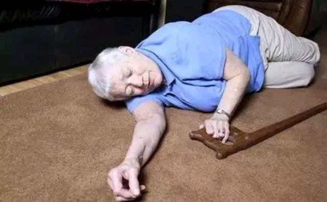 为何脑梗容易在深夜发作，提醒：中老年人晚饭后少做4件事