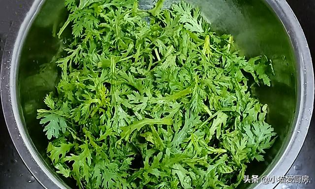 教你凉拌茼蒿最简单的做法，清香爽口，开胃下饭，一大盘不够吃