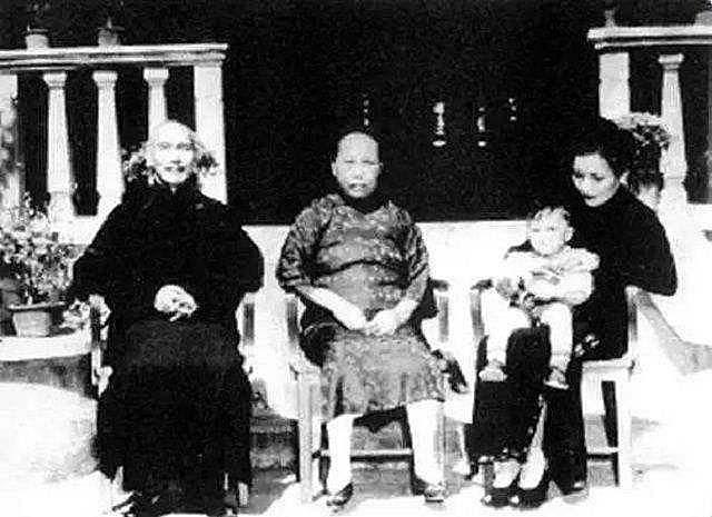 宋美龄最后的赴台：“特别通行证”成废纸，海关要求她拿出护照