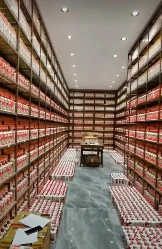 男子曝光存酒库,摆满了飞天茅台酒,网友:难怪1499的茅台买不到