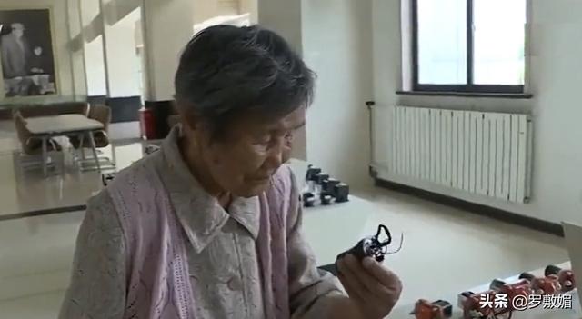毛主席视察工厂，全厂工人都不开口，只有一人大喊：毛主席好