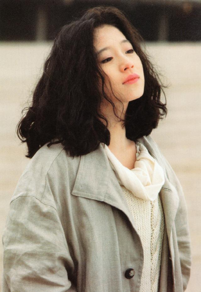 被称为"易碎感美女",中森明菜的复古昭和风,放现在也是美到翻