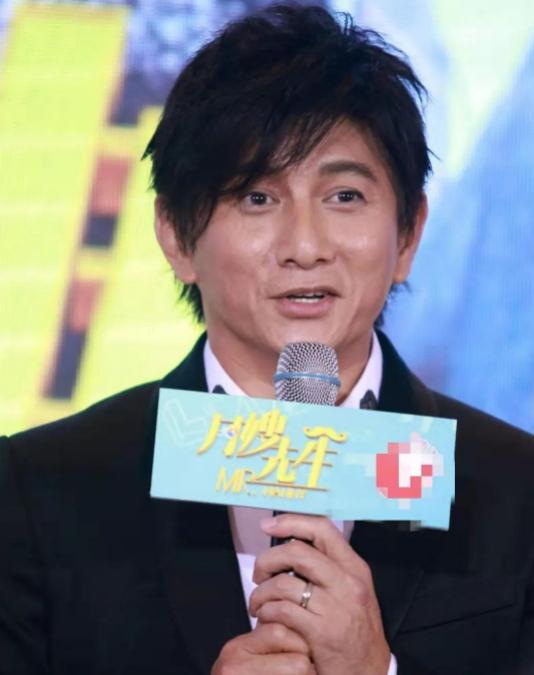 "不老男神"都假的，满脸皱纹、发黄出油，生图揭露"人间真实"