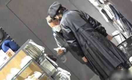 曾志伟照顾好友遗孀，两人逛超市一同回家，多年陪伴关系引人生疑