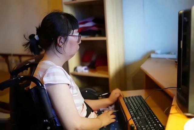 女博士王磊：30岁怀孕后瘫痪，生子后被丈夫抛弃，8年后逆风翻盘