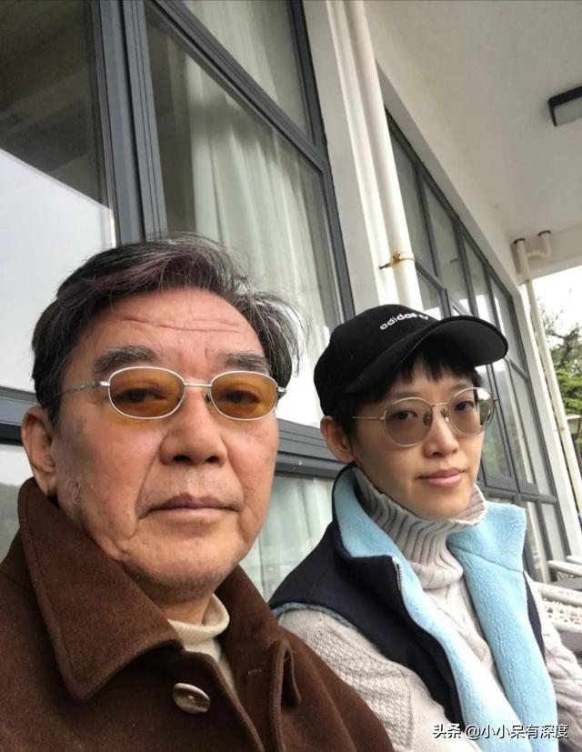 老戏骨李立群的隔离生活，与妻子照片，头发花白互相依偎恩爱十足