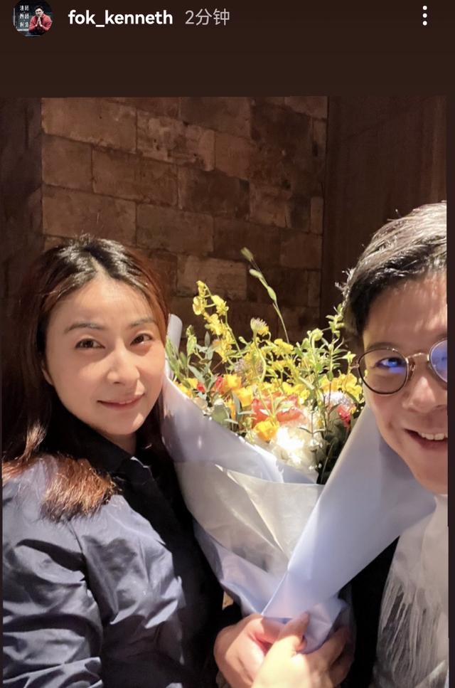 霍启刚过母亲节，儿女们为郭晶晶献花，63岁的妈妈朱玲玲年轻漂亮