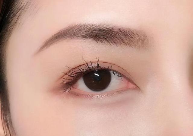 俗语“眉毛一根长，胜过万担粮”，50岁后眉毛变长，意味着什么？