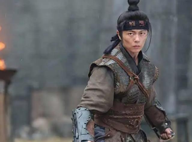 宴会上，荆轲夸一美人的手很好看，不久太子丹便将那双手送给了他