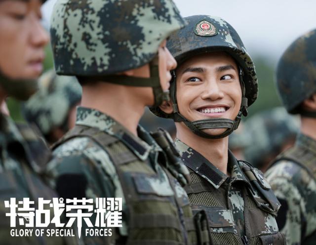 《特战荣耀》开播第一天，杨洋就被央视点名：请把制服焊在身上