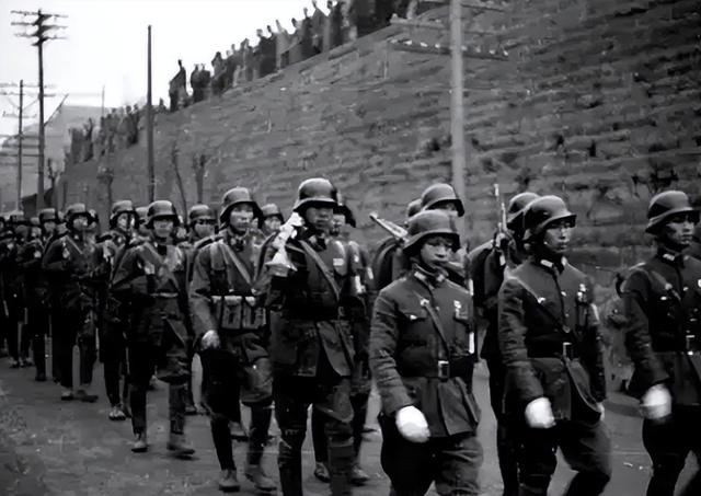 48年朱德陈毅粟裕三人赴前线，国民党路遇三人车队：立正行注目礼