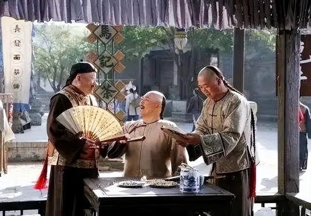雍正去浙江视察，见大臣亲自给灾民发粥，回京后立刻举荐他升职