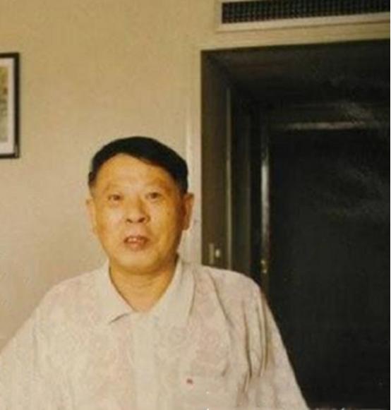 毛主席逝世后，李敏望着守灵人名单，提醒：落下了我的哥哥贺麓成