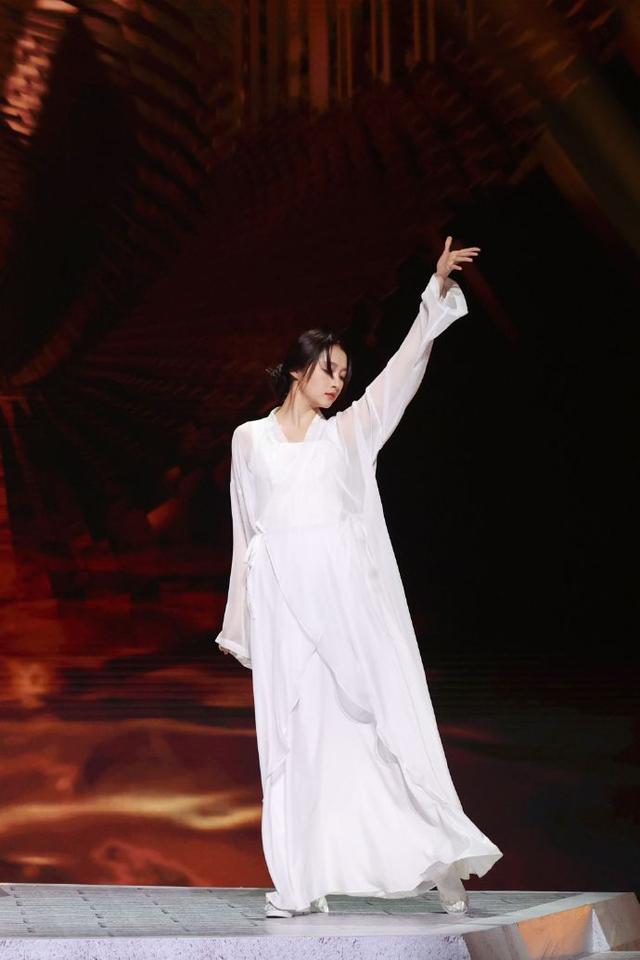 关晓彤回应造型师争议(关晓彤挖走王牌造型师)-中纳网