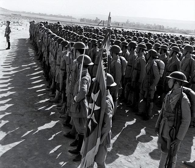 1950年，开国中将返乡探亲，见面时90岁的父亲询问：长官你找谁？