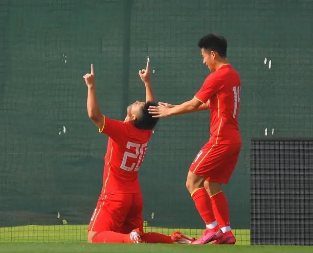 从1-1到4-2，中国足协如释重负，战术得当+球员拼命，国足被骂醒