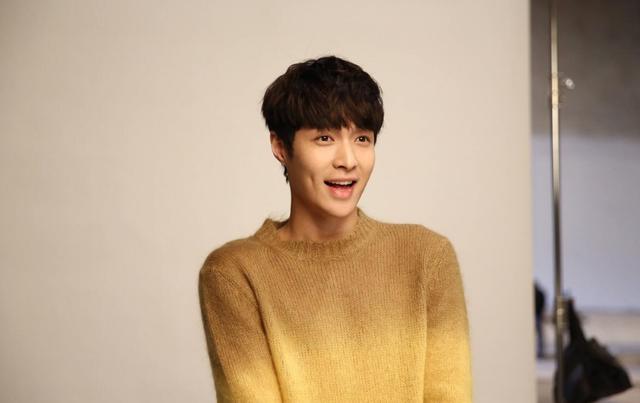 张艺兴努力努力再努力图片(张艺兴努力努力再努力带文字图片)