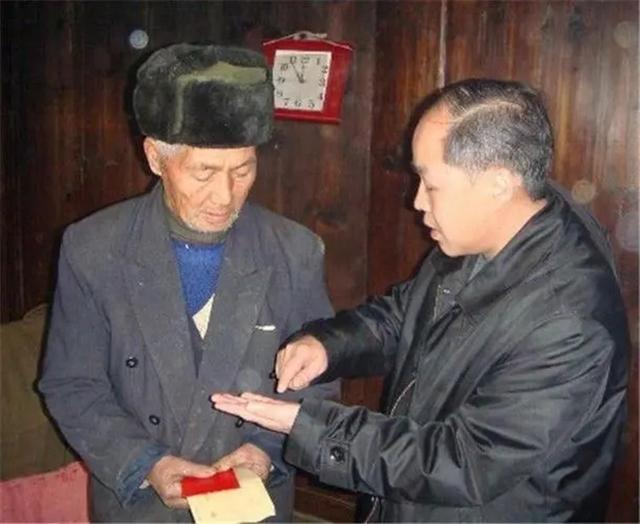 毛主席警卫员隐居深山54年，给女儿看病无意“泄密”，惊动县领导