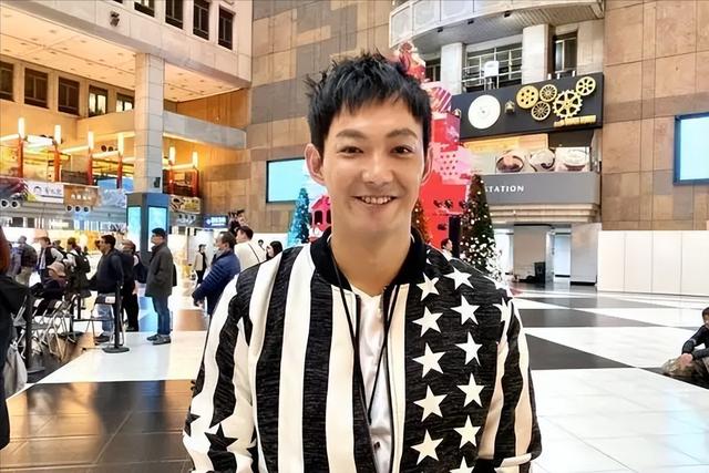 棒棒堂威廉官宣，与交往4年女友登记结婚，女方身材发福被疑怀孕