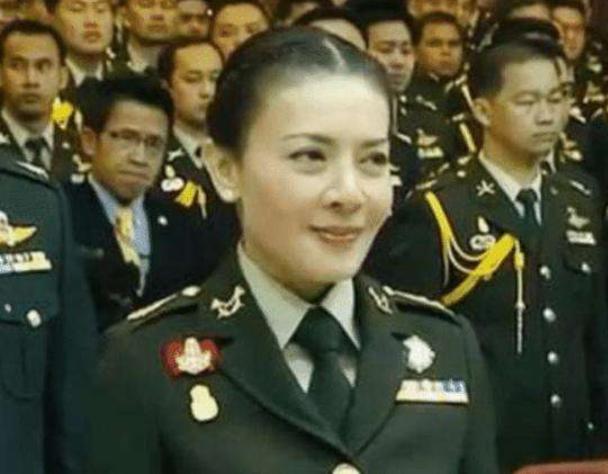 西拉米素颜五官清秀，披肩散发搭配碎花裙，少女感十足富有亲和力