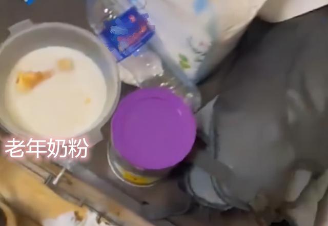 18岁女生产下男宝后住宾馆，喂新生儿喝老年奶粉，宝爸去哪了？